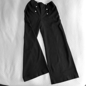 wide-legged trousers detail